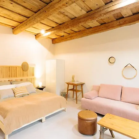 Woodrest Apartment *