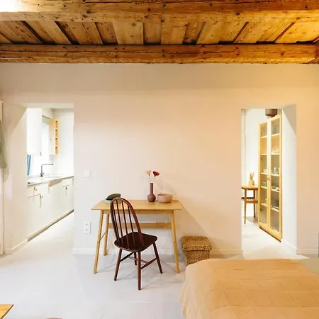 Woodrest Apartment *